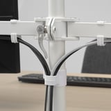 Organizovaný pracovní prostor s nastavením dvou monitorů, úhlednými kabely.