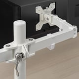 Bílé rameno monitoru namontované na stole, bezpečně držící černý monitor, s nastavitelnými klouby a připevněnými sponami pro vedení kabelů.