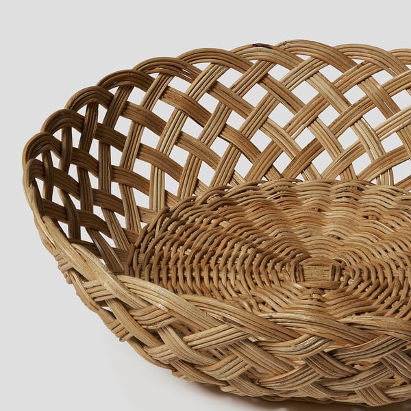 Ručně tkaný ratanový košík, velký a pevný, složitý mřížkový design, přírodní povrch, ideální pro chléb nebo ovoce, ukazující kvalitní řemeslnou práci.