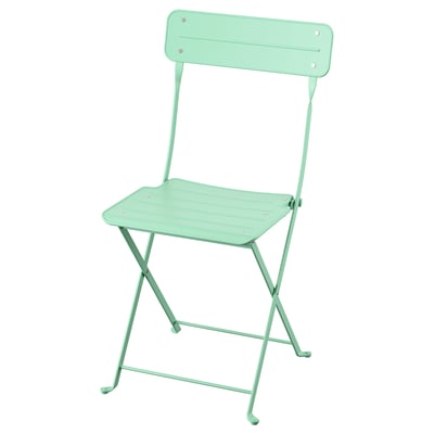 Zelená skládací kovová židle, elegantní design s opěradlem.
