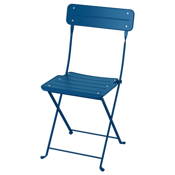 Modrá kovová skládací židle s dřevěným sedákem a opěradlem. Jednoduchý, funkční design pro snadné skladování.