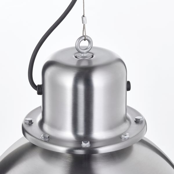 Stříbrná závěsná lampa s kovovým povrchem, kruhovým designem, závěsným kabelem a nastavovacím kroužkem. Průmyslový, vysoce kvalitní vzhled.