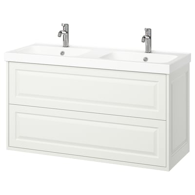 Bílé umyvadlo TÄNNFORSEN s dvojitým umyvadlem. Klasický design se zkosenými hranami, nástěnný, dvě zásuvky.