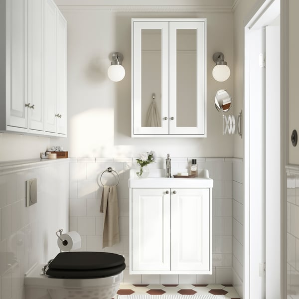 Elegantní bílá koupelnová sestava TÄNNFORSEN: zrcadlová skříňka, toaletní stolek, toaleta. Klasický design se zkosenými hranami. Sedí nad podlahou, dostatek úložného prostoru.
