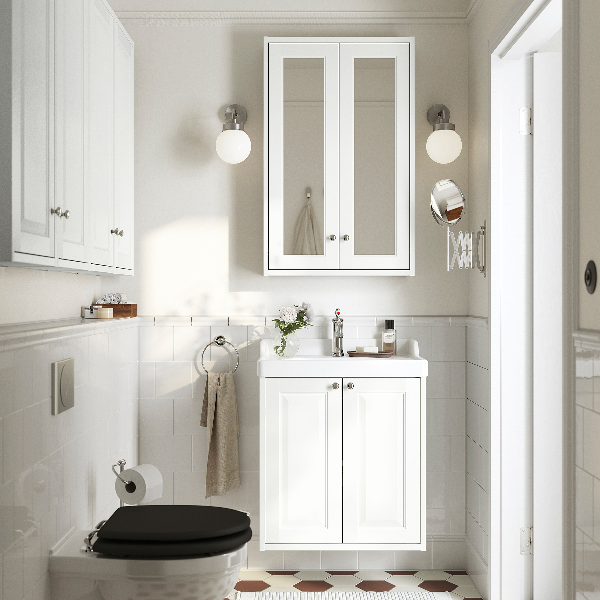 Elegantní bílá koupelnová sestava TÄNNFORSEN: zrcadlová skříňka, toaletní stolek, toaleta. Klasický design se zkosenými hranami. Sedí nad podlahou, dostatek úložného prostoru.