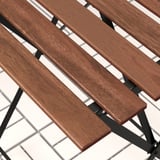 Odolná venkovní židle ze dřeva a kovu. Intenzivní kresba dřeva, robustní nohy, skládací design.