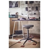 Moderní uspořádání domácí kanceláře s nastavitelnou stoličkou TILLSLAG a minimalistickým stolem; elegantní design, šedé čalounění.