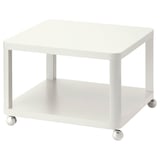 Bílý rolovací odkládací stolek se dvěma policemi, se čtyřmi chromovanými kolečky pro snadnou mobilitu. Moderní minimalistický design s čistými liniemi.