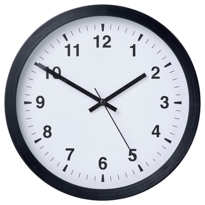 TJALLA hodiny, kulaté, bílý ciferník, černý rám, čísla a ručičky. Tichý, quartzový strojek.