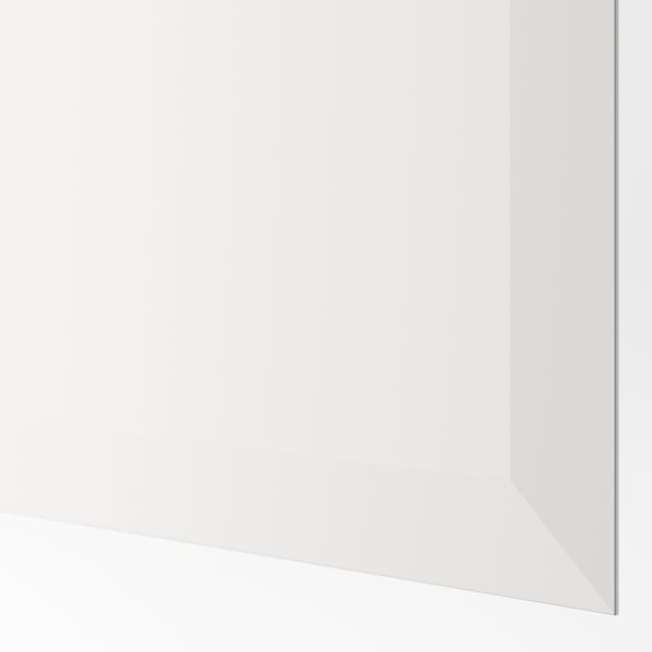 Moderní, elegantní bílé panelové dveře s čistými hranami, zdůrazňující kvalitu a nadčasový design.