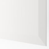 Moderní, elegantní bílé panelové dveře s čistými hranami, zdůrazňující kvalitu a nadčasový design.