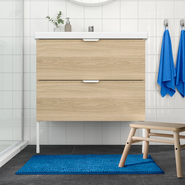 Dřevěné koupelnové umyvadlo, moderní sprchový kout, modrá koupelnová předložka TOFTBO, rychleschnoucí.