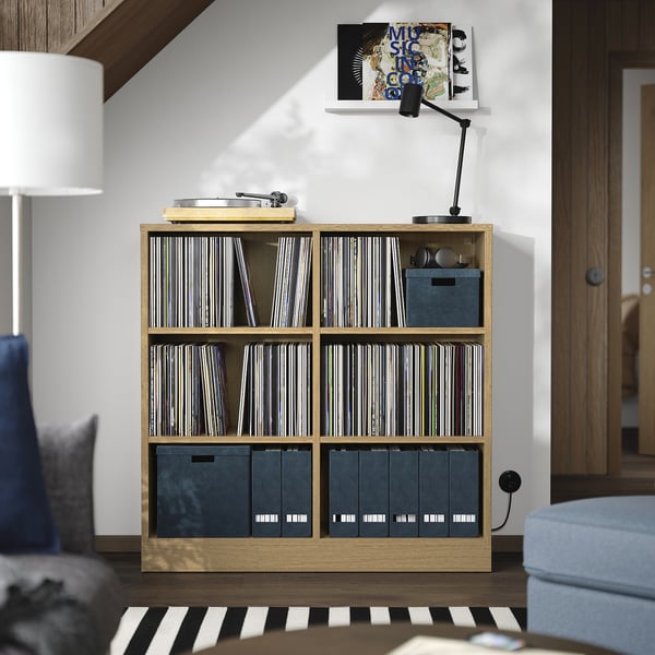 Úložiště vinylových desek v moderním obývacím pokoji.