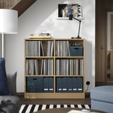 Úložiště vinylových desek v moderním obývacím pokoji.
