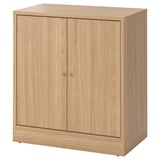 Dubová skříň TONSTAD se dvěma dvířky a světlou povrchovou úpravou. Má obdélníkový tvar a jednoduchý design, vhodný pro všestranné skladování.