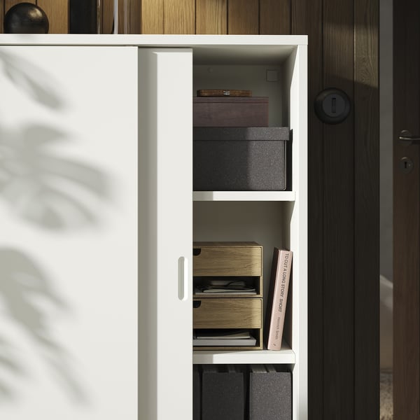 Otevřená bílá skříň TONSTAD s černými a dřevěnými úložnými boxy. Police nastavitelné, čistý design.
