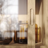 Moderní vitrína s dřevěnými madly, vystavenými vázami, řemeslným zpracováním a minimalistickým designem.