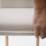 Detail tkaných stolů TONSTAD, šedobílý povrch. Všimněte si textury, pevných dřevěných nohou, hladkých hran. Ukazuje řemeslné zpracování a kvalitu.