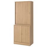 Světlá dubová skříňka TONSTAD s posuvnými a dvojitými dveřmi, klasický a elegantní design.