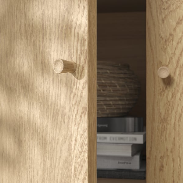 Detailní záběr na dvířka skříněk TONSTAD s elegantními integrovanými dubovými úchytkami a povrchovou úpravou z kartáčované dýhy.