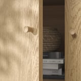 Detailní záběr na dvířka skříněk TONSTAD s elegantními integrovanými dubovými úchytkami a povrchovou úpravou z kartáčované dýhy.
