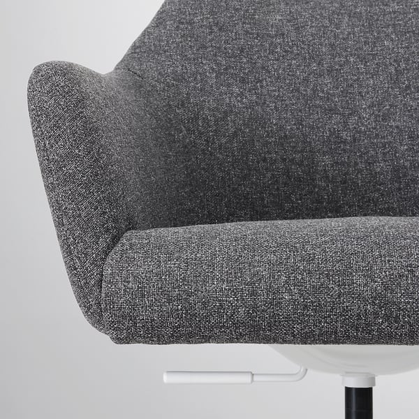 Detail moderní, polstrované otočné židle z texturované šedé látky. Hladké křivky a robustní rám.