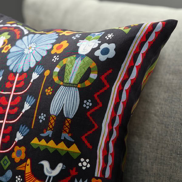 Zářivý povlak na polštář se složitým lidovým uměním, zobrazujícím lidi a přírodu. Bohaté barvy, detailní design. Zapínání na zip.