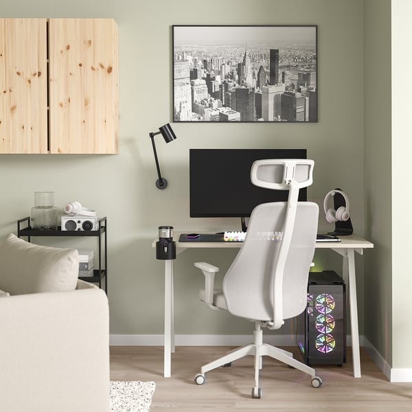 Moderní domácí kancelář: bílý psací stůl a židle TROTTEN, elegantní design, zelená stěna, městské umění.