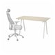 Minimalistické uspořádání stolu a židle ve světlé barvě s vysokým opěradlem pro ergonomickou oporu.
