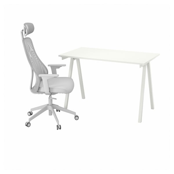 Bílý psací stůl a ergonomická kancelářská židle se síťovanými opěradly a nastavitelnými područkami.