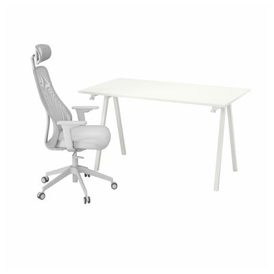 Integrovaná domácí kancelář s bílým stolem a ergonomickou herní židlí.