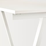 Detailní záběr na trottonové stoly, čistý bílý povrch a robustní kovové konektory.