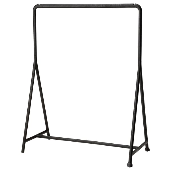 Vystavuje černý kovový věšák na oblečení TURBO s minimalistickým designem, robustní základnou ve tvaru A a kolečky pro snadné přenášení.