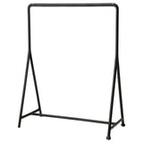 Vystavuje černý kovový věšák na oblečení TURBO s minimalistickým designem, robustní základnou ve tvaru A a kolečky pro snadné přenášení.