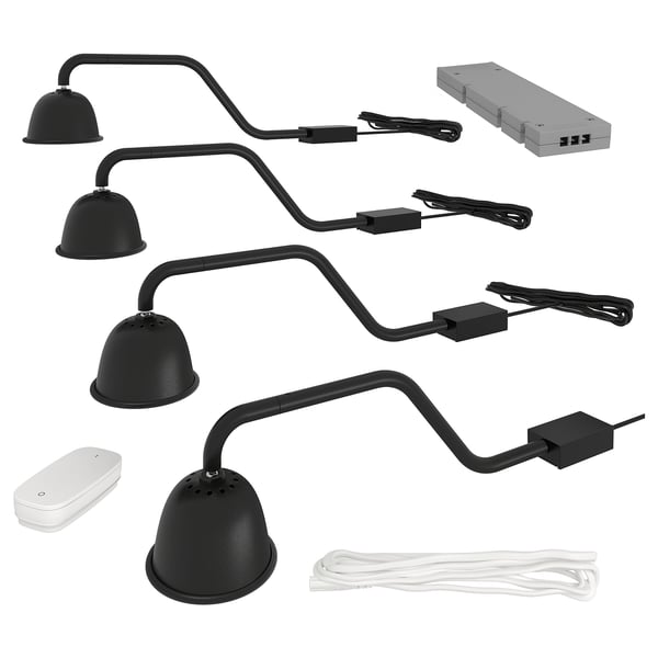 Černé LED lampy TVÄRDRAG s ohebnými rameny, stínidly, kabely a bezdrátovými stmívači pro osvětlení skříněk.