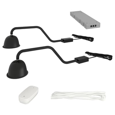 Černá nástěnná lampa TVÄRDRAG se dvěma nastavitelnými kopulovými svítidly a dvěma napájecími zdroji.