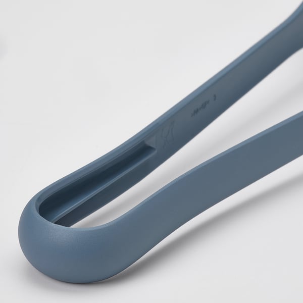 Detail odolného šedomodrého plastového kuchyňského náčiní, pravděpodobně špachtle nebo kleště. Hladký, elegantní design, ideální pro použití v kuchyni.