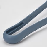 Detail odolného šedomodrého plastového kuchyňského náčiní, pravděpodobně špachtle nebo kleště. Hladký, elegantní design, ideální pro použití v kuchyni.