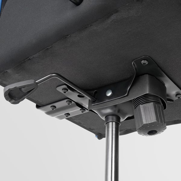 Detailní záběr na robustní, nastavitelný mechanismus herní židle. Robustní kovová a plastová konstrukce, zajišťující stabilitu a odolnost.