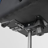Detailní záběr na robustní, nastavitelný mechanismus herní židle. Robustní kovová a plastová konstrukce, zajišťující stabilitu a odolnost.
