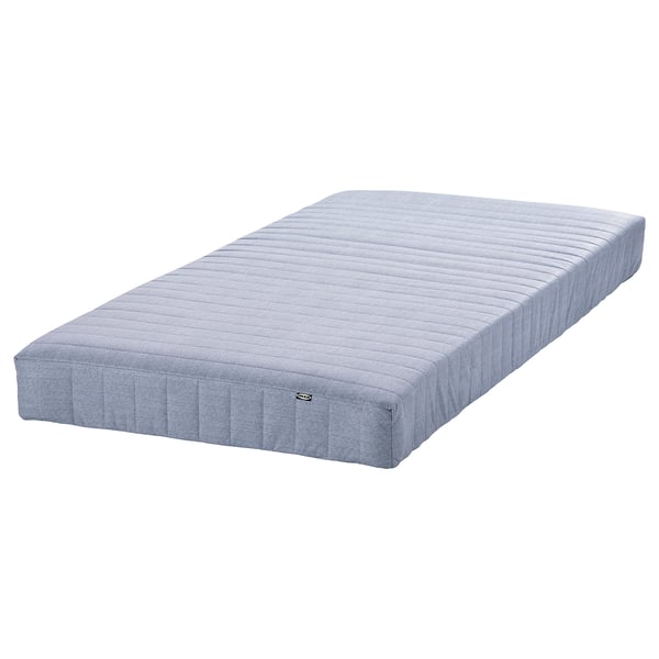 Světle modrá pevná pružinová matrace IKEA VADSÖ s vodorovnými liniemi a zipem.