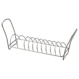 Stříbrný kovový stojan na nádobí, zakřivená rukojeť, drátěný design.