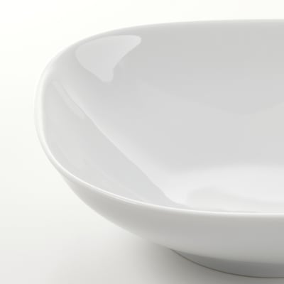 Detailní záběr hladkého, bílého, porcelánového nádobí s lesklým povrchem a rovnoměrným, robustním okrajem.