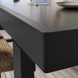 Moderní černý venkovní stůl z hliníku a oceli. Design VÄRMANSÖ se vejde až pro 6 osob.