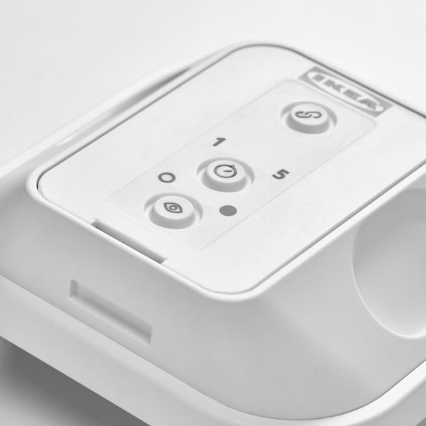 Bílý inteligentní pohybový senzor s ovládacími prvky; Elegantní, moderní design.