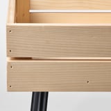 Dřevěný stojan na rostliny s elegantními černými kovovými nohami, který je ukázkou řemeslného zpracování a moderního designu.