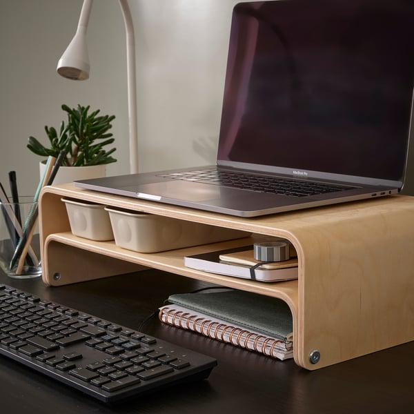 Stojan na notebook VATTENKAR s macbookem, kontejnery a notebookem.