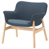 Křeslo VEDBO modré: zakřivená záda, dřevěné nohy, pohodlný sedák, moderní design.