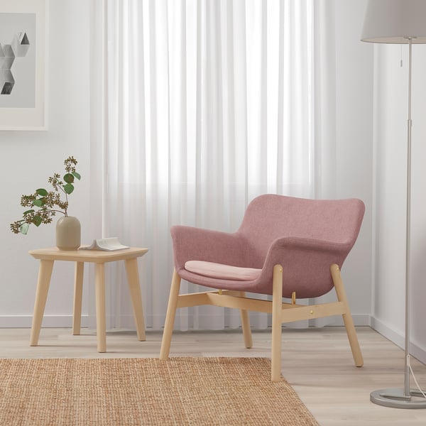 Křeslo VEDBO z růžové tkaniny gunnared. Moderní design, dřevěné nohy, měkké linie. Dobře se hodí k malému odkládacímu stolku a velké stojací lampě.