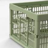 Zelený plastový úložný box s držadly, perforovaný design, robustní a stohovatelný pro efektivní skladování.